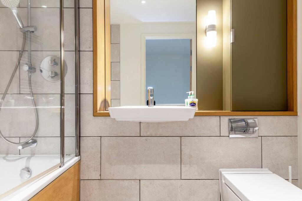 Stunning New 3 Bdr Duplex Wbalcony, East London Lägenhet Exteriör bild